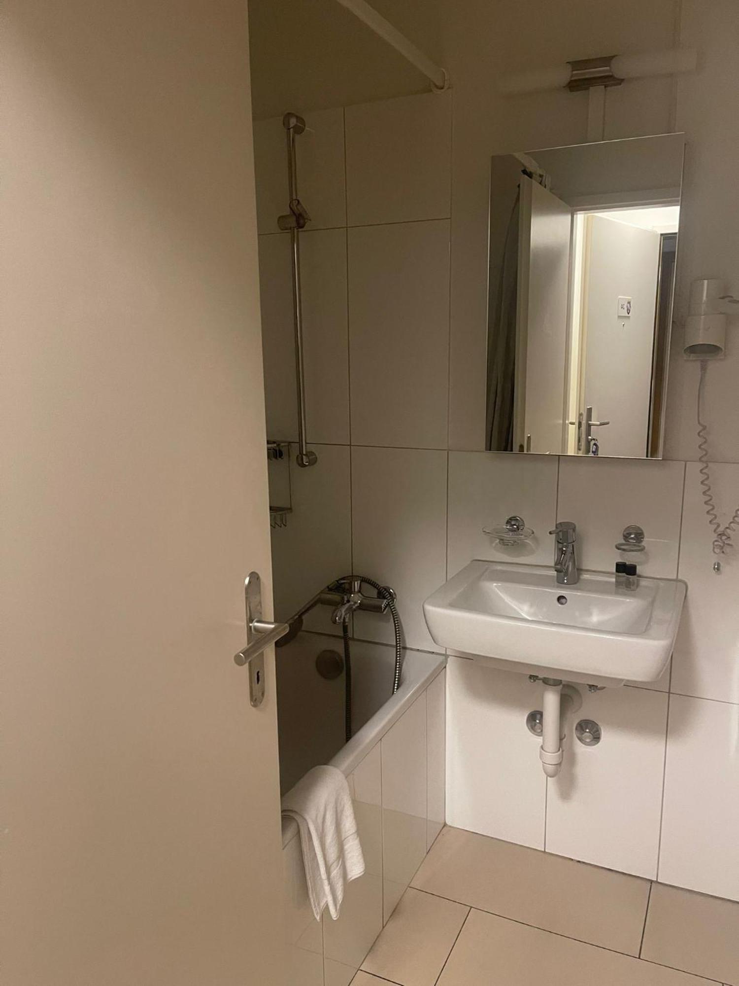 Appartement Swiss Star District 11 - Self Check-In à Zurich Extérieur photo